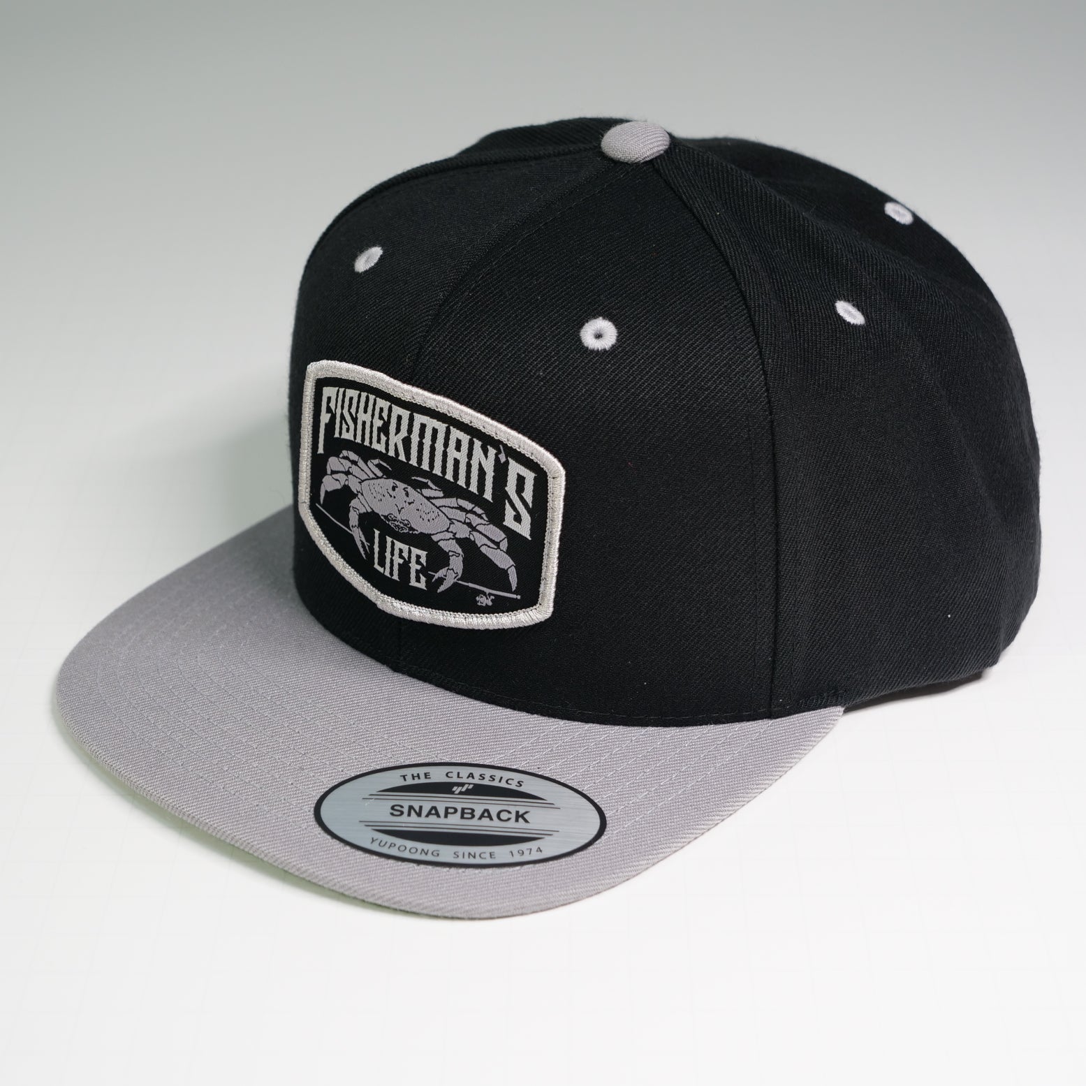 モブスター　グレー SNAPBACK キャップ ブラックロゴ Wide Crab Flat Brim Snapback – Fisherman's Life®